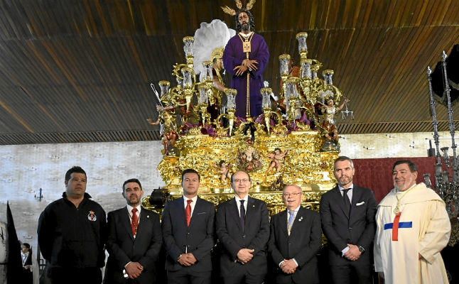 El Sevilla realiza la tradicional ofrenda floral en San Pablo
