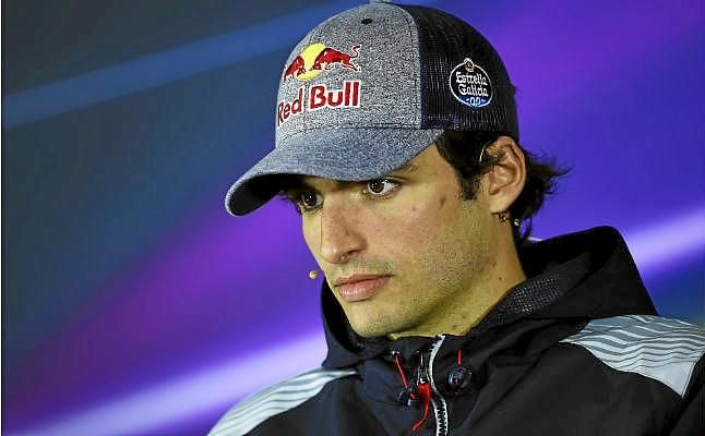Carlos Sáinz espera terminar una carrera en Baréin