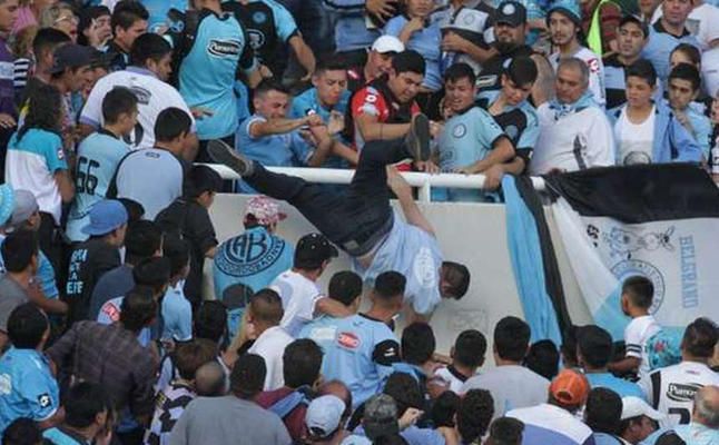 Muere el hincha de Belgrano arrojado desde las gradas en un partido en Argentina