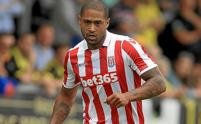 Glen Johnson renueva su contrato con el Stoke City hasta junio de 2018