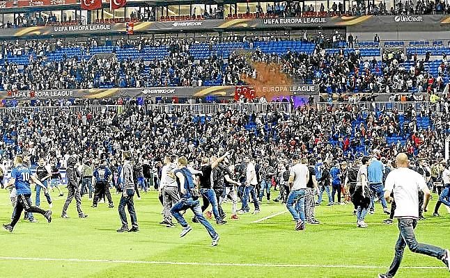 Lyon y Besiktas, apercibidos de exclusión si reinciden