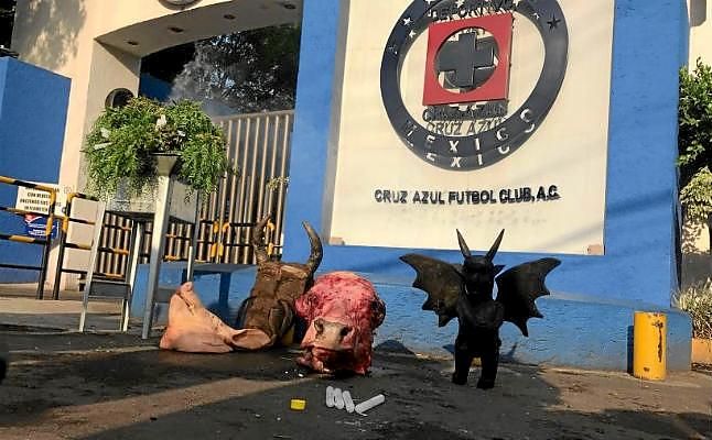 Una bruja visita al Cruz Azul del español Jémez para hacerle una "limpia"