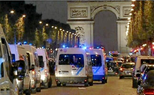 La Policía francesa busca a un segundo sospechoso por el atentado de París