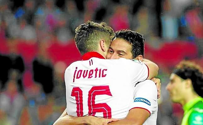 Jovetic se divierte en el día de Ganso