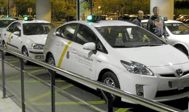 Inmovilizado un "taxi clandestino" en el aeropuerto de Sevilla