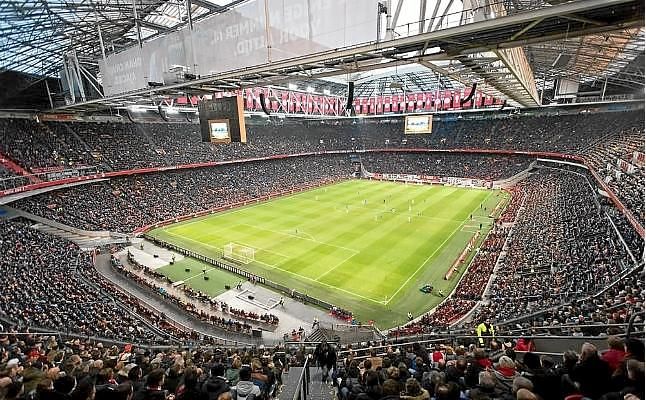 Enorme homenaje del Ajax a una de sus leyendas