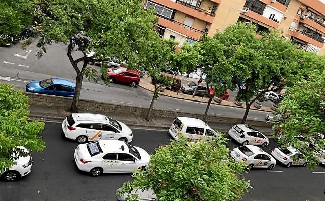 La huelga de taxis se hace notar en Sevilla