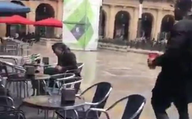 Salvaje agresión de un ultra del Betis a un hombre en Bilbao