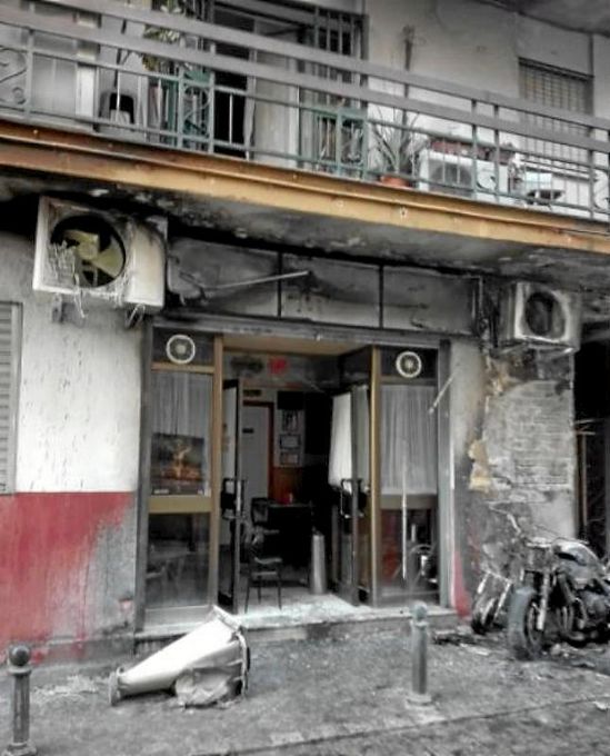 Un incendio afecta gravemente a la peña sevillista de Triana