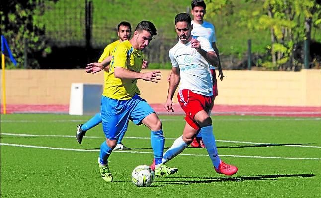 Mayo 'echa' a tres nominados