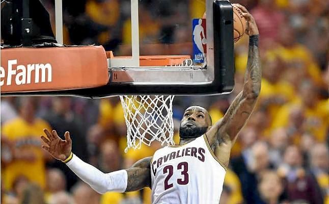 LeBron James supera a Abdul-Jabbar y se acerca a Michael Jordan