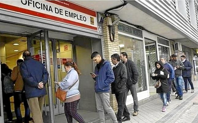 El paro registra en abril su mayor caída mensual de la historia
