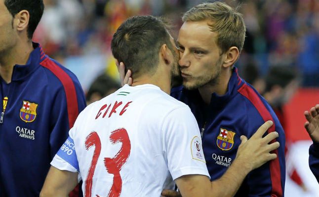 A Rakitic le "arde" el móvil con el Sevilla