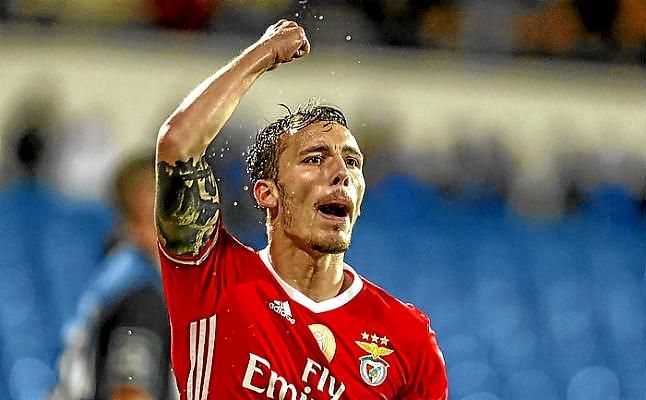 El Sevilla espía a Salvio y a Grimaldo