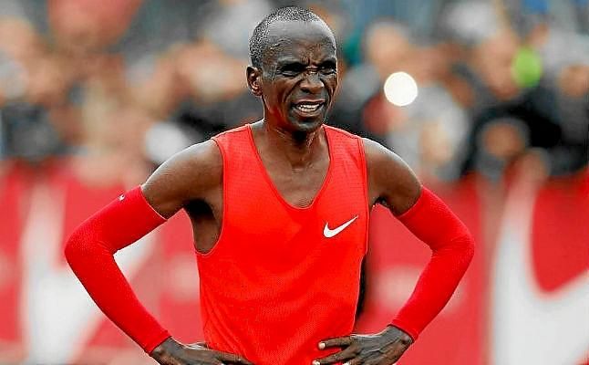 Kipchoge rompe el récord de maratón y se queda a 25 segundos de bajar de las dos horas