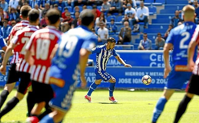 Theo Hernández echa una mano al Sevilla
