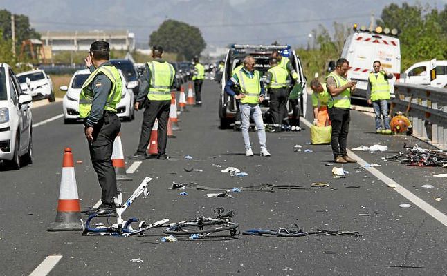 Los tres ciclistas heridos ayer permanecen en la UCI en estado grave