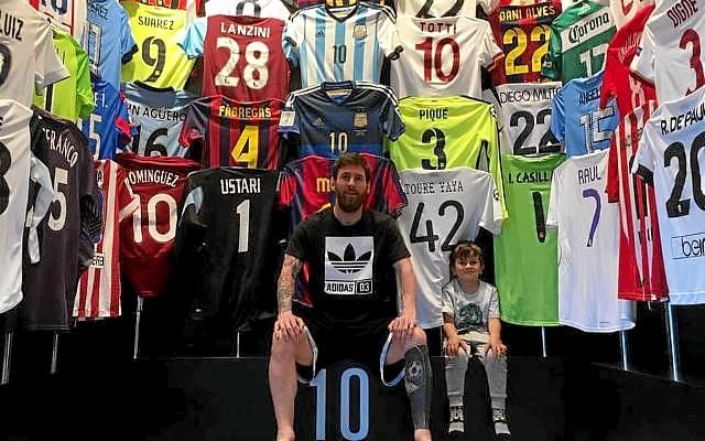 Tres sevillistas en el 'templo' de camisetas de Messi
