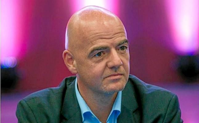 Infantino lamenta que haya "idiotas" que protagonizan actos racistas