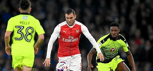 Lucas Pérez 'se ofrece', pero Wenger le frena
