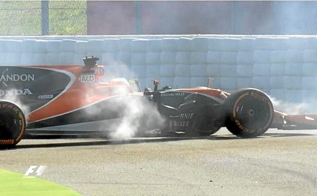 El coche de Alonso vuelve a romperse