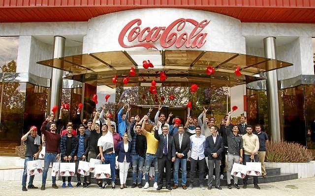 El Recre celebra la permanencia en la fábrica de Coca Cola