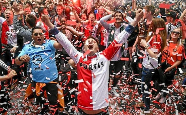 Dirk Kuyt sella el título del Feyenoord, campeón dieciocho años después