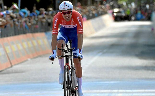 Tom Dumoulin arrasa en la crono y se pone la maglia rosa