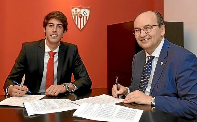 Carlos Fernández renueva con el Sevilla hasta 2021