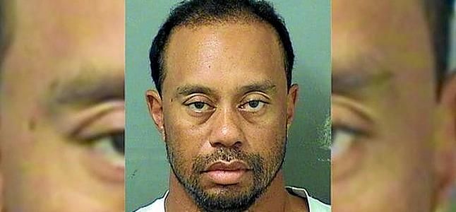 La caída de Tiger Woods, detenido, no tiene fin