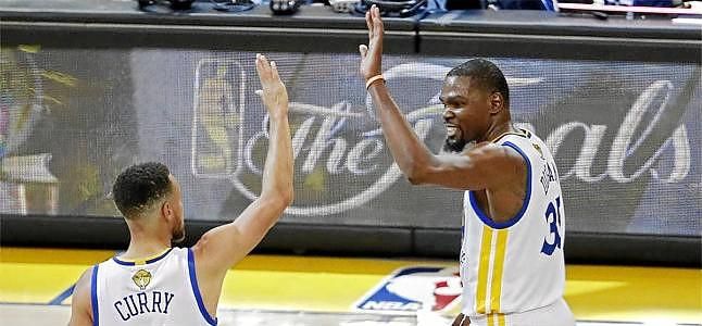 Durant y Curry se reivindican ante James e Irving con primer triunfo
