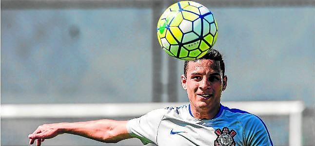 Vinculan a Arana pero Corinthians niega ofertas
