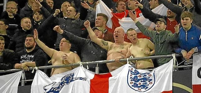 La FA sanciona de por vida a dos hooligans por unos disturbios en Alemania