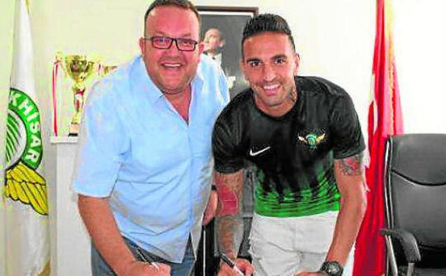 Un ex del Betis, mejor lateral de Turquía