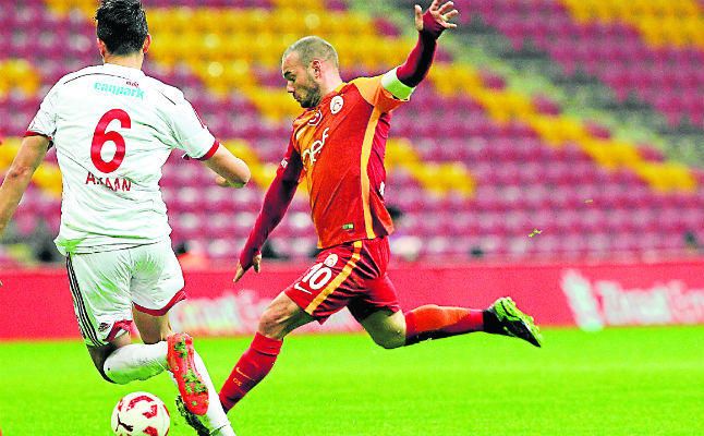 Ofrecen a Wesley Sneijder a Sevilla y Valencia