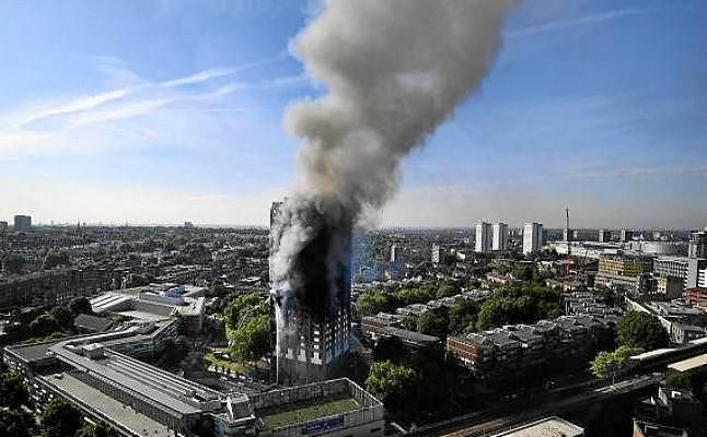 La Policía de Londres confirma al menos 17 muertos en la torre incendiada