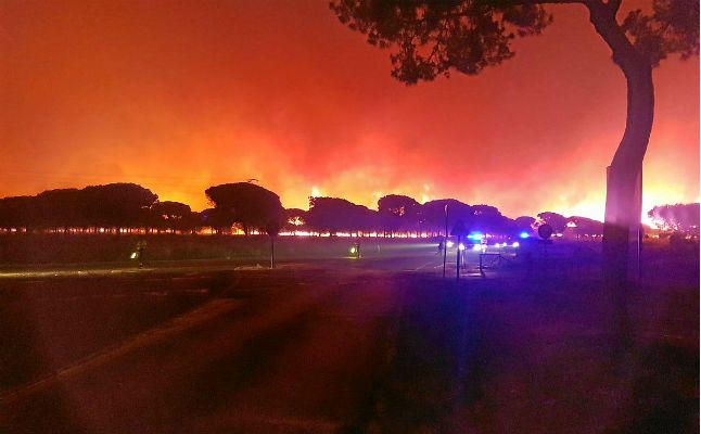 Desalojadas más de 300 personas por el incendio forestal de Moguer