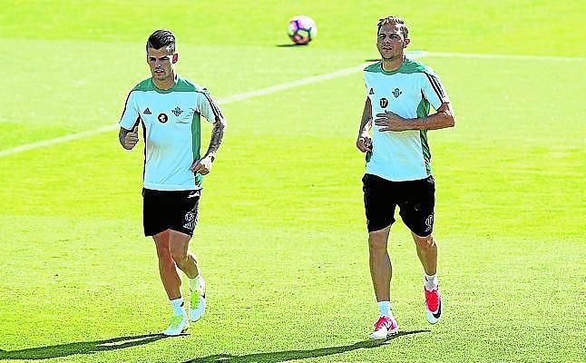 El Betis comunica a Álex Martínez que no renovará su contrato