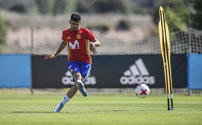 Ceballos: "Tengo tres años de contrato con el Betis, estoy centrado en la selección"