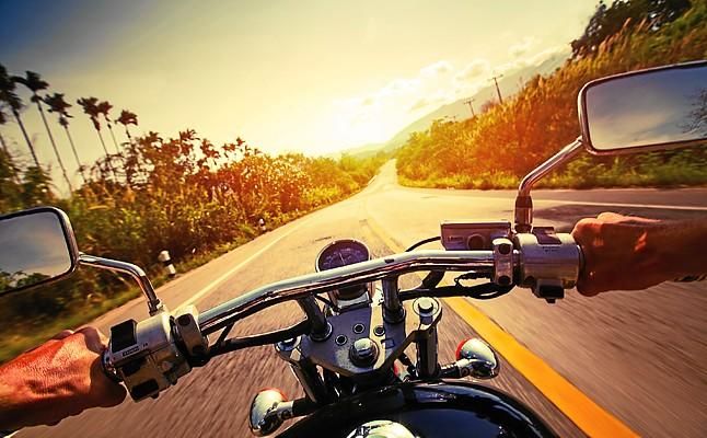 ¿Cómo viajar en moto de forma segura?