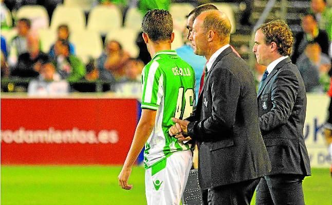 Calderón sobre Ceballos: "Le iría bien otro año en el Betis"