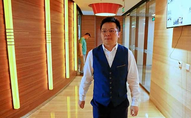 El dueño de Villa explota contra el Sevilla por el 'caso Amavi'