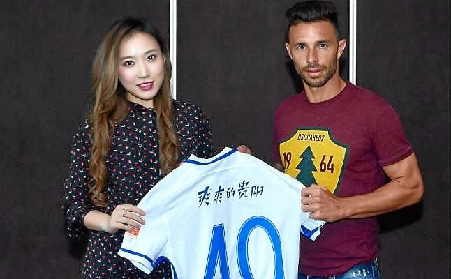 Rubén Castro ya posa con su nueva camiseta