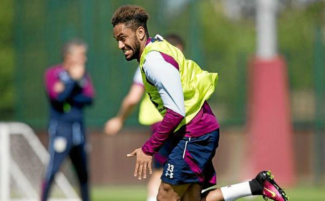 Amavi juega con el Aston Villa y recibe el apoyo de sus hinchas