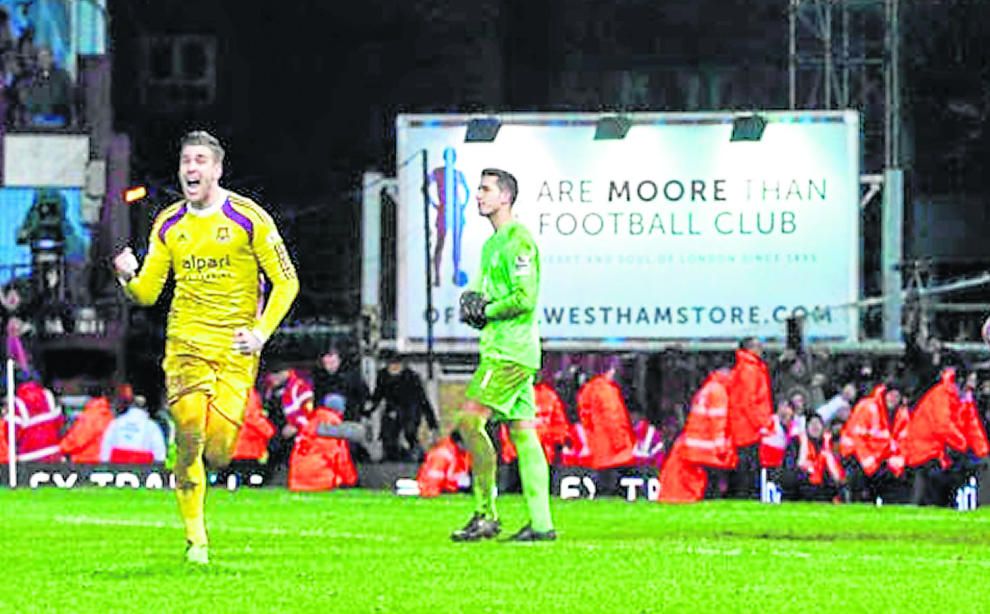 Adrián San Miguel, con la puerta de salida abierta, replica al dueño de su club