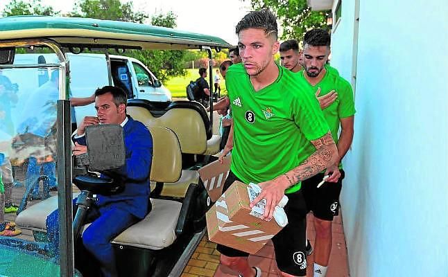 Jonas Martin se despide en el aeropuerto