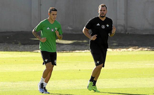Tello toca balón y Digard reaparece sobre el césped