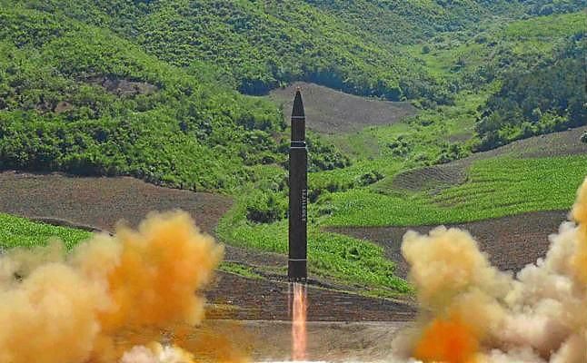 Corea del Norte lanza un misil balístico a aguas de Japón