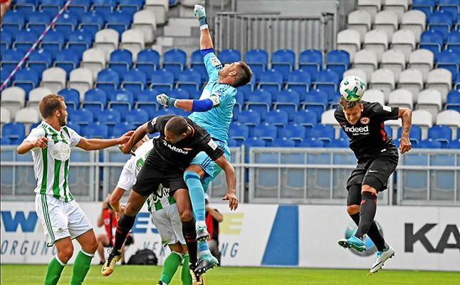 Eintracht 3-0 Betis: Sin juego, sin concentración, sin puntería y con regalo