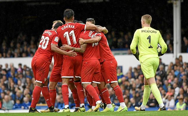 Everton 2-2 Sevilla FC: La mejoría llega con Banega marcando y Soria parando